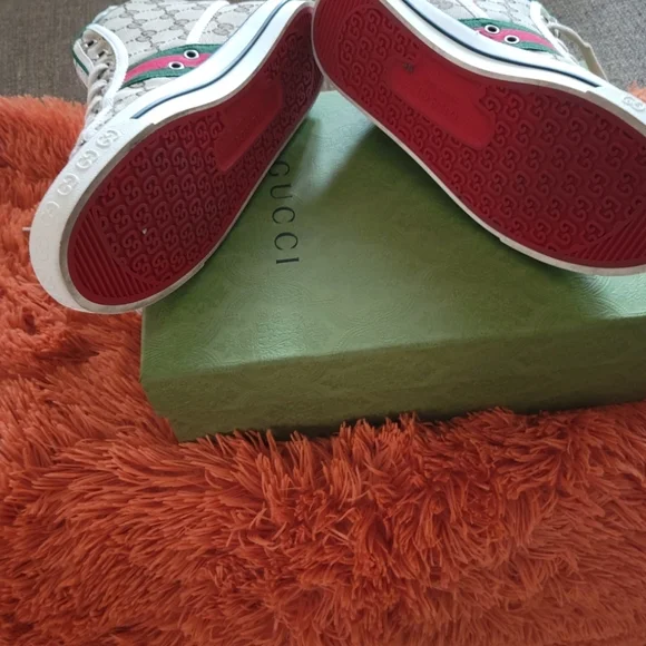 Shoes and sunglasses - Picture 1 of 9